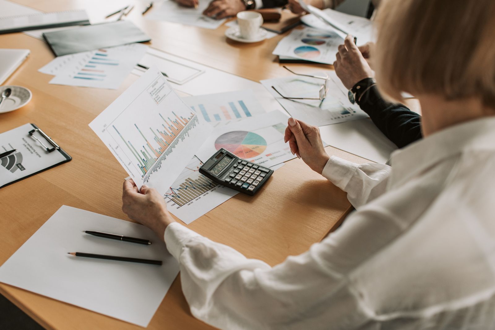 Finance team benchmarking CAC payback and gross margin to judge a healthy EBITCAC by stage