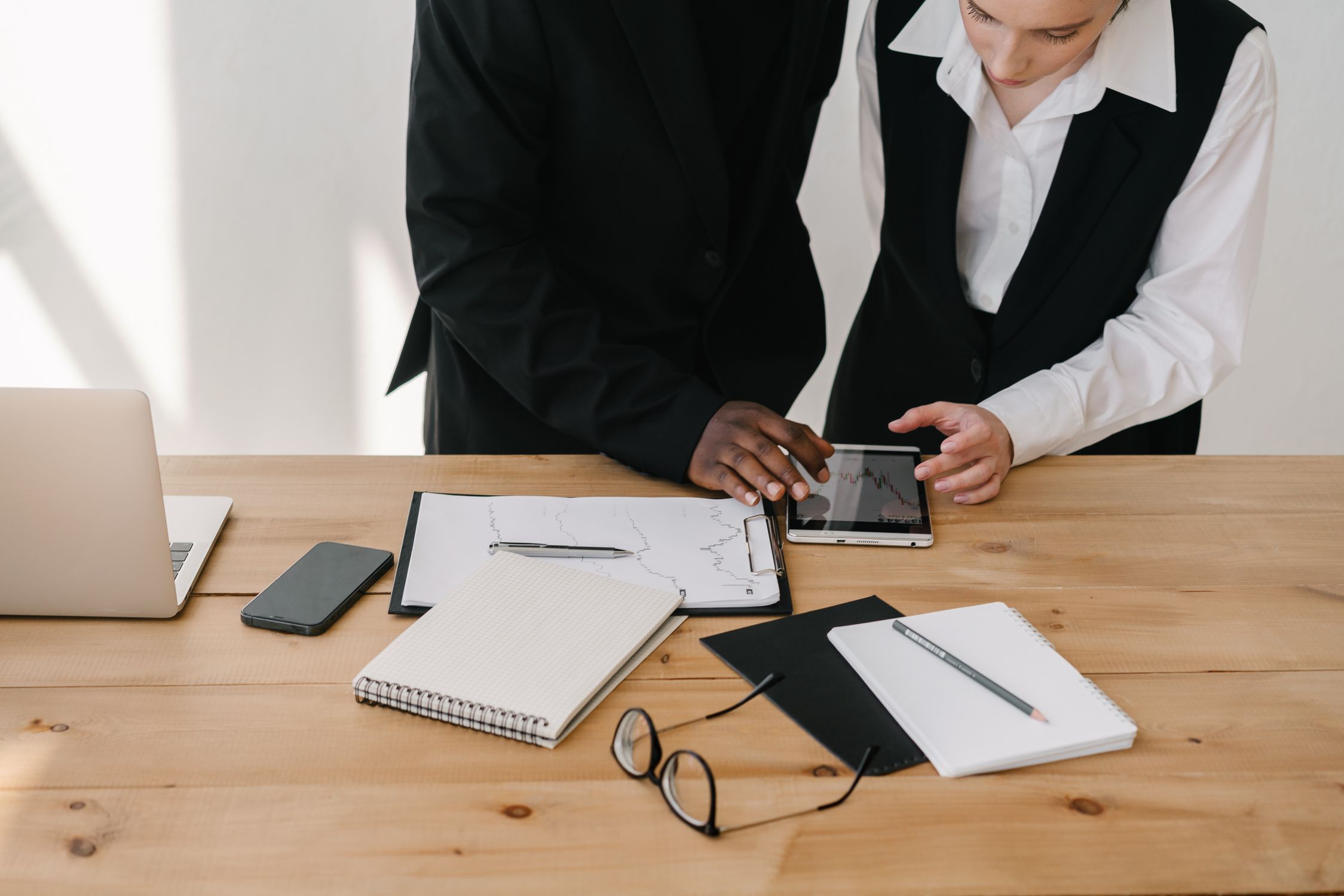 Two lenders evaluating a SaaS company revenue metrics before sizing a facility