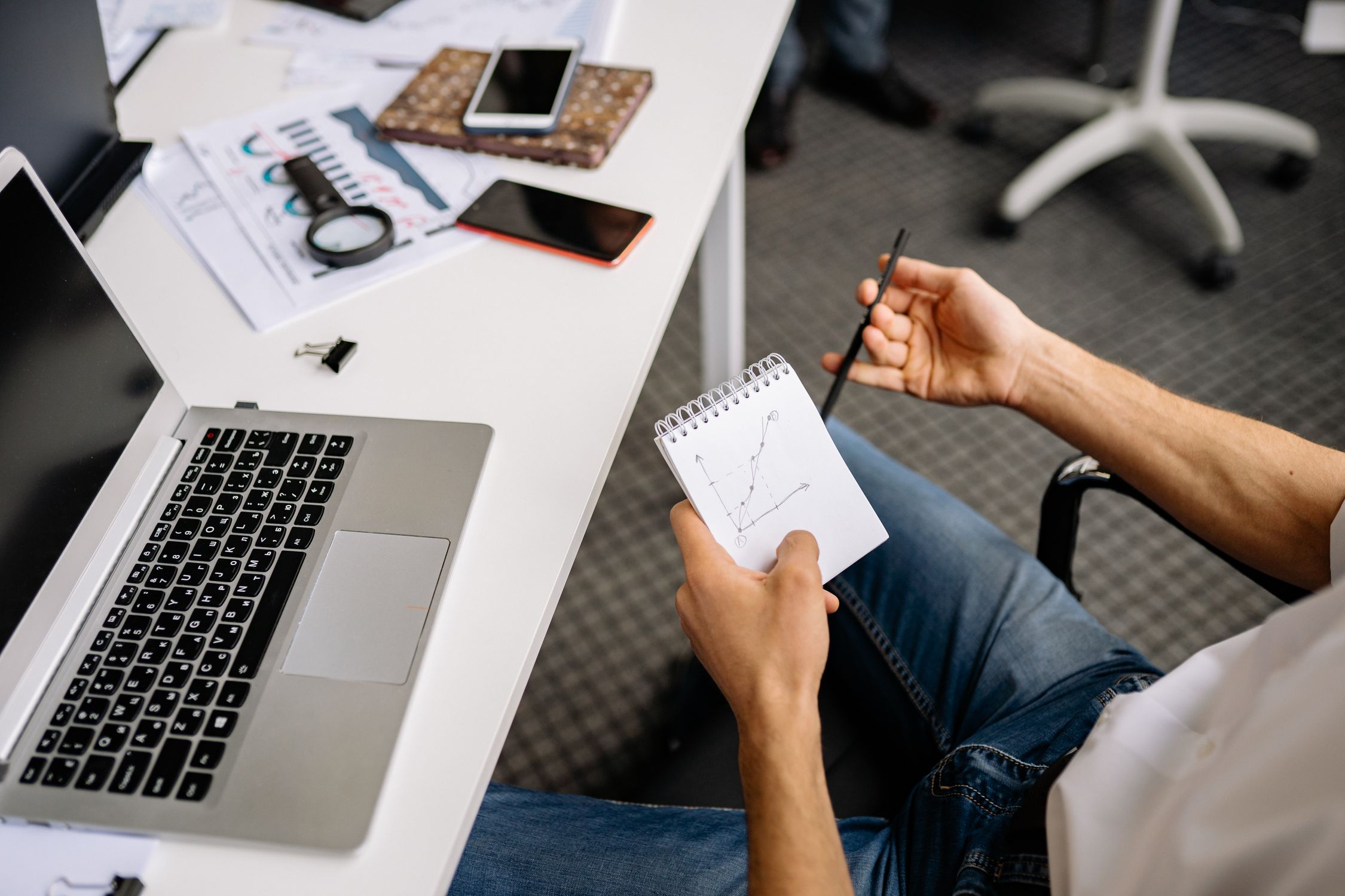 Founder reviewing SaaS growth and efficiency metrics before approaching a lender