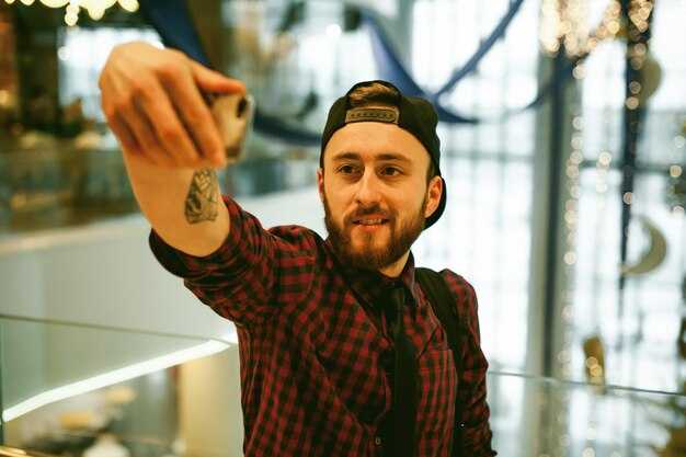 Talk to customers weekly: interview cadence, questions, and synthesis