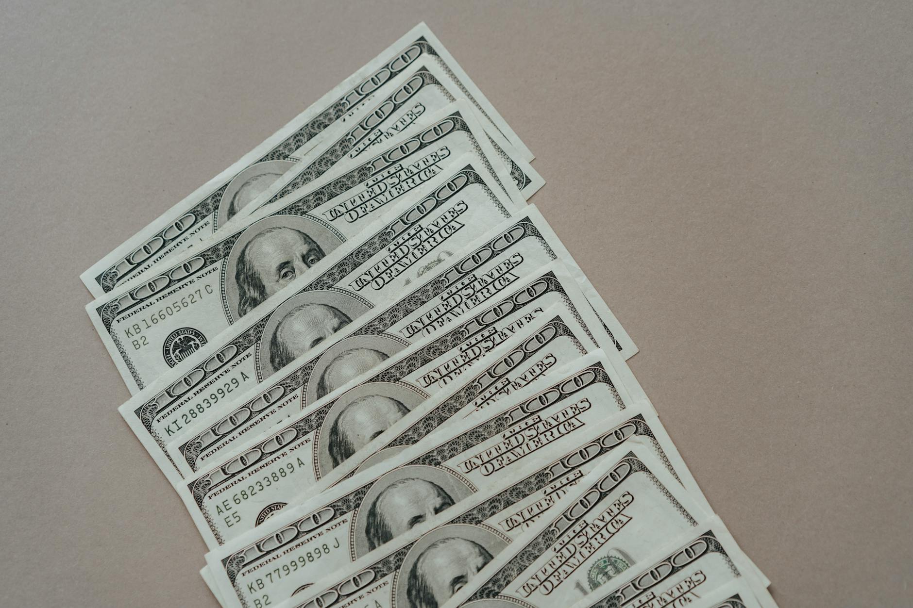 Cumuli di banconote da cento dollari statunitensi, che rappresentano il capitale di crescita che una società SaaS può raccogliere